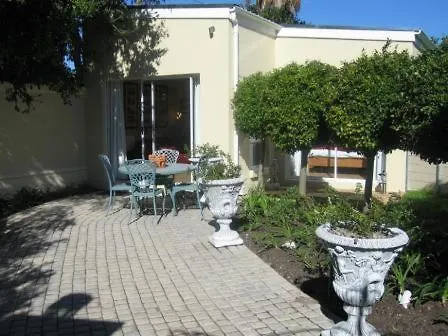 Επικοινωνία με το Navona Constantia Guest Cottage